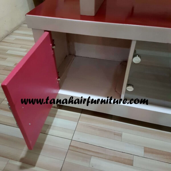 Buffet Rak  TV  Hello  Kitty  160 cm tampak dalam pintu 